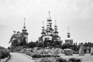 christliches Kirchenkreuz im hohen Kirchturm zum Gebet foto