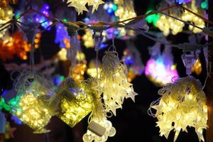 Buntes dekoratives Licht steht auf dem Straßenlaternenmarkt von Kolkata Ezra für Diwali-Dekoration und -Feier zum Verkauf foto