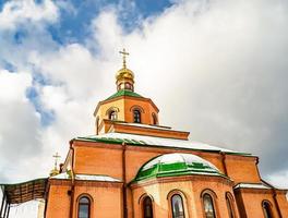 christliches Kirchenkreuz im hohen Kirchturm zum Gebet foto