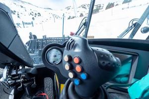 aus dem Pistenbully 600 einer Pistenraupe im Skigebiet Grandvalira im Jahr 2022. foto