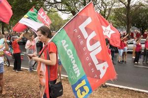 brasilia, brasilien, 23. oktober 2020 unterstützer des ehemaligen präsidenten lula von brasilien gehen auf die straße, um ihren kandidaten für die bevorstehenden wahlen zu unterstützen foto