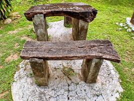 Stühle und Tische aus Holzstücken im Krankenhausgarten foto