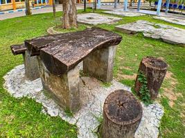 Stühle und Tische aus Holzstücken im Krankenhausgarten foto