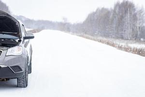 kaputtes Auto auf der Winterstraße foto