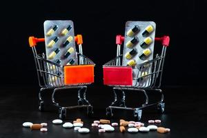 Tabletten und Medikamente in einem Trolley foto