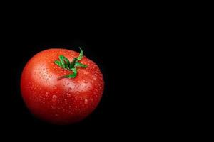 frische Tomaten auf schwarzem Hintergrund foto