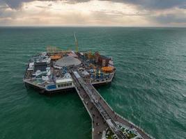 Luftbild von Brighton Palace Pier, mit der Strandpromenade dahinter. foto