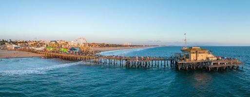 Panoramablick auf den Strand von Santa Monica und den Pier foto