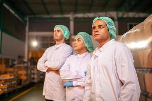 Arbeiterteam an der Produktionslinie in der Getränkefabrik. Hersteller prüft Qualität der Lebensmittelindustrie. foto