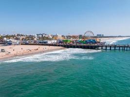 Panoramablick auf den Strand von Santa Monica und den Pier foto