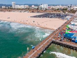 Panoramablick auf den Strand von Santa Monica und den Pier foto