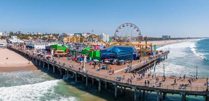 Panoramablick auf den Strand von Santa Monica und den Pier foto