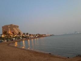 ein wunderschöner abend und ein farbenfroher sonnenuntergang am strand von jeddah. foto