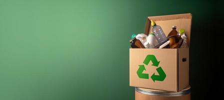 Klima- und Umweltschutzkonzept. Recycling-Wellpappe mit voller Plastik- und Glasflasche gegen die grüne Wand. Zero Waste, Plastik reduzieren. Umweltpflege und erneuerbar foto