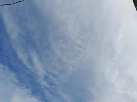 blauer himmel mit geschwollenen wolkenhintergrund foto