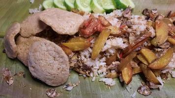 Nasi Liwet ist ein typisch indonesisches Reisgericht, das mit Kokosmilch, Hühnerbrühe und Gewürzen gekocht wird. sundanesische traditionelle küche top angel 01 foto