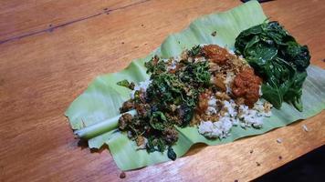 Nasi Liwet ist ein typisch indonesisches Reisgericht, das mit Kokosmilch, Hühnerbrühe und Gewürzen gekocht wird. sundanesische traditionelle küche nahaufnahme 01 foto