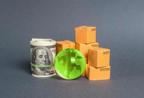 Ein Stapel Kisten, ein Bündel Dollar und eine grüne Erdkugel. Welthandel und Warenbörse. Handelsverkehr Handelsbilanz. Import, Export, Transit von Produkten. wirtschaftliche Beziehungen. foto
