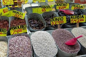 verschiedene Arten von Hülsenfrüchten Bohnen in Schüttgutsäcken auf dem Markt in Mexiko Guadalajara foto