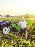 Der Landwirt kontrolliert die auf dem Feld des Landwirts geleistete Arbeit. landwirtschaftlicher Betrieb, Unternehmertum und Management. Kreditvergabe und Kredite zu Vorzugsbedingungen. Unterstützung und Subventionen. Kartoffeln ernten foto