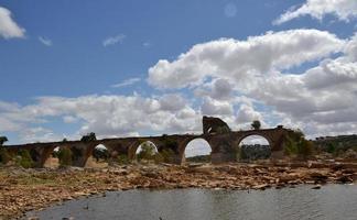 brücke über den fluss guadiana zwischen spanien und portugal foto