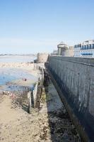 schöne Küstenstadt Saint Malo. Festung und Strand. foto