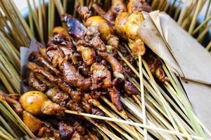 Hühnchen-Satay, verkauft entlang Jalan Malioboro, Yogyakarta. Eine Portion enthält zehn Spieße mit Reiskuchen oder Ketupat. foto