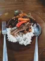 gudeg bu slamet, das sich auf jalan wijilan, jogjakarta, befindet, ist für Leute geeignet, die Gudeg mit einem nicht zu süßen Geschmack mögen. foto