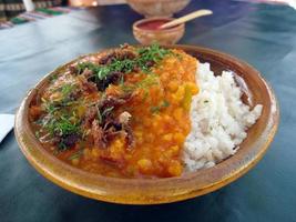 Typischer Bohneneintopf mit Lama-Trockenfleisch, serviert mit Dampfreis, bolivianisches Essen foto