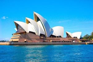 Sydney, New South Wales, 2010 - Sydney Opera House Australien mit blauem Himmelshintergrund. foto