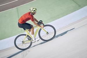 Draufsicht des Mannes in Sportkleidung Radfahren auf der Strecke im Freien foto