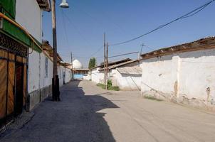 Eine leere Straße mit alten Gebäuden in Taschkent, Usbekistan foto