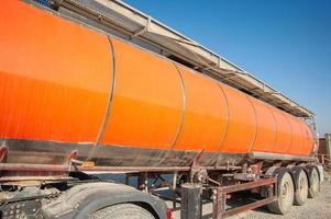 Ein roter Gastankwagen aus der Nähe auf einer Industriebaustelle foto