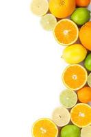 Zitrusfrüchte. Orangen, Limetten und Zitronen