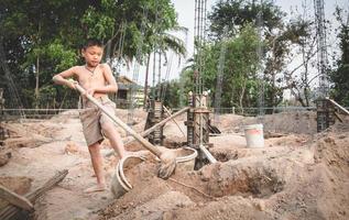 arme Kinder auf der Baustelle wurden zur Arbeit gezwungen. Konzept gegen Kinderarbeit. die Unterdrückung oder Einschüchterung von Zwangsarbeit unter Kindern. Menschenhandel. foto