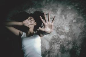 Frau hob die Hand, um von der Gewalt gegen Frauen abzubringen, zu missbrauchen und zu stoppen. Stoppt sexuelle Belästigung und Vergewaltigung. foto