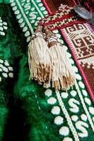 die dekorativen elemente und ornamente auf der nationalen kleidung usbekistans foto