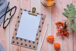 leeres blatt papier und herbst gemütliches dekor draufsicht. kopierraum für herbsttext foto