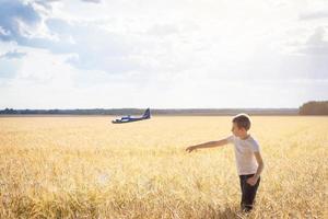 Junge mit Flugzeughimmelhintergrund foto