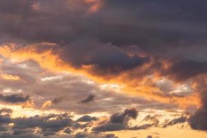 bewölkter Himmel bei Sonnenuntergang foto