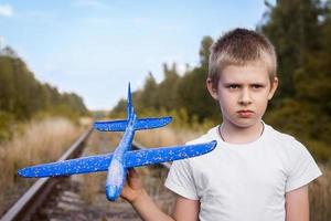 Junge mit Flugzeughimmelhintergrund foto