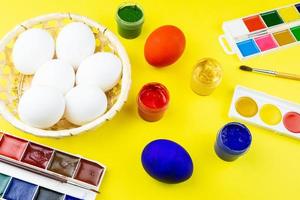 Eier und Farbe für Ostern foto