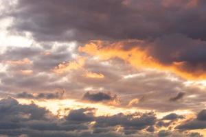 bewölkter Himmel bei Sonnenuntergang foto