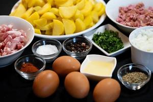 Bauernfrühstück mit Schinkeneiern und Bratkartoffeln foto