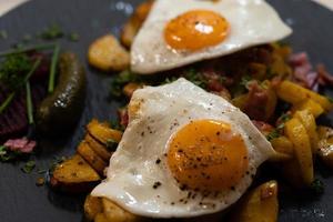 Bauernfrühstück mit Schinkeneiern und Bratkartoffeln foto