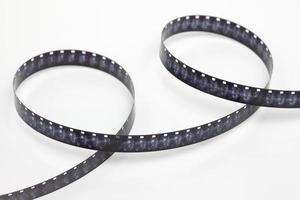 8 mm Filmstreifen auf weißem Hintergrund foto