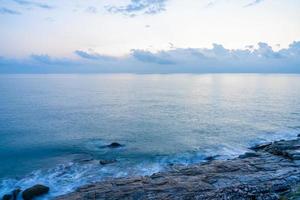 Naturansicht für sanfte Wellen und Stein im Meer am Morgen für Hintergrund und Textur foto