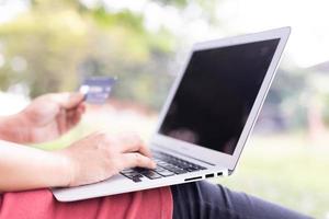 frauen, die online einkaufen, indem sie mit kreditkarte bezahlen foto