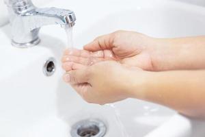Waschen Sie sich nach dem Verlassen des Badezimmers immer die Hände, um Viren vorzubeugen. foto