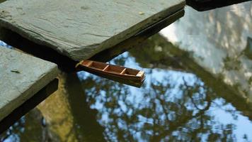 ein kleines Boot, das auf der Wasseroberfläche des Teichs anhält foto